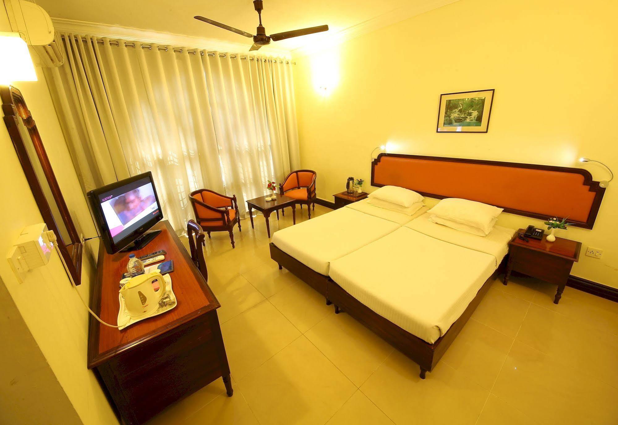 Ats Willingdon Hotel Kochi Esterno foto